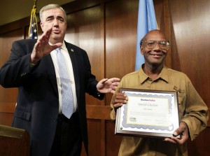 Glen James, el vagabundo honesto recibe más de $100.000 dólares por su honestidad.