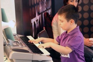 Pequeño niño sirio refugiado impacta en "Arabs go talent"