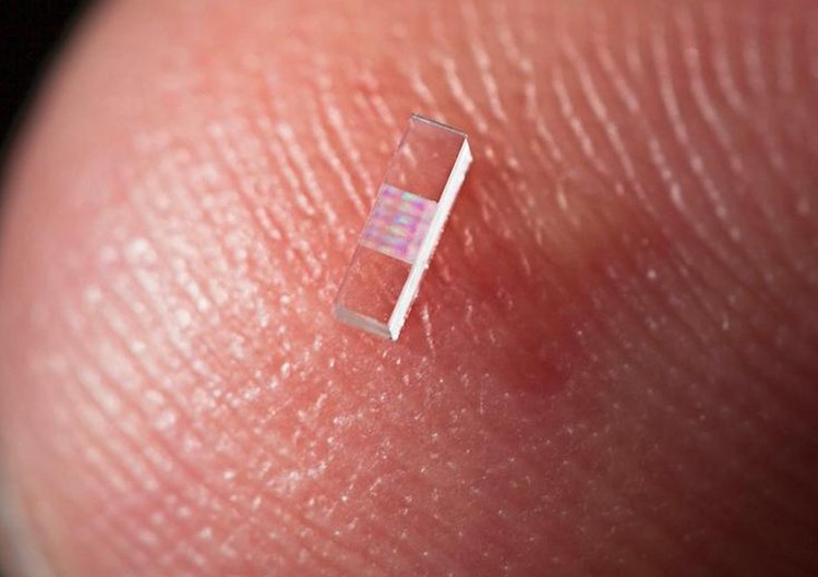 Vea un acelerador de partículas que es más pequeño que un grano de arroz