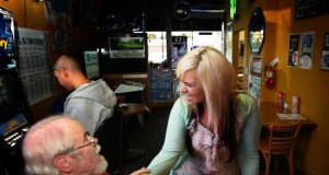 Camarera recibe un ticket de lotería como propina ¿Quiere saber cuánto ganó?