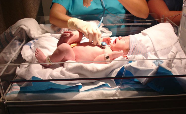 Crean ropa inteligente para bebés