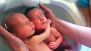 Gemelos recién nacidos se abrazan