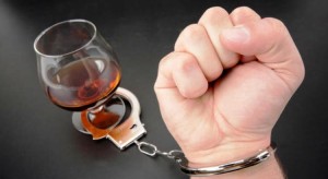 Ámsterdam - Contratan para limpiar las calles a alcohólicos pagándoles en efectivo, tabaco y cerveza