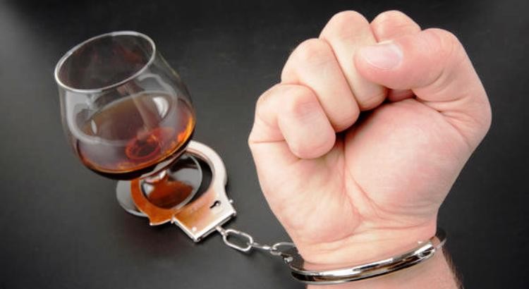 Ámsterdam - Contratan para limpiar las calles a alcohólicos pagándoles en efectivo, tabaco y cerveza