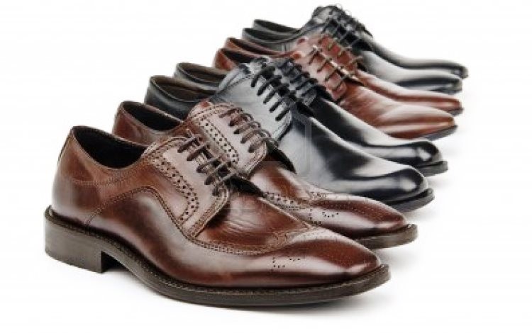 los zapatos de un hombre