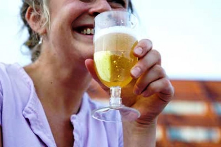 Las personas que beben alcohol viven más que los que se abstienen, dice un estudio