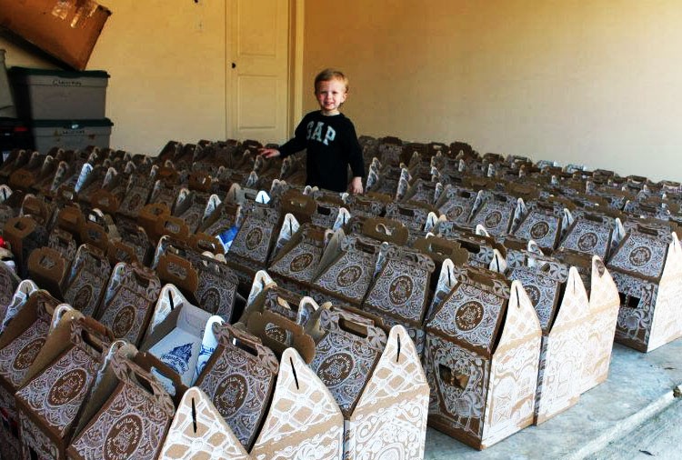 Niño de 3 Años Recoge 900 osos de peluche