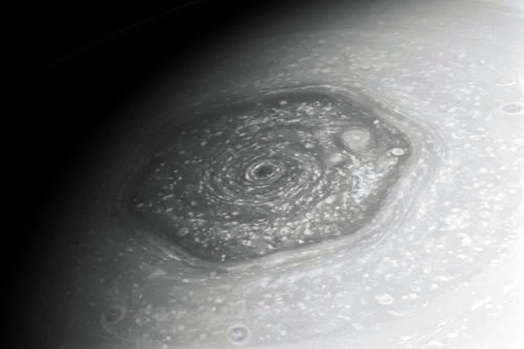 La NASA encuentra un hexágono en Saturno