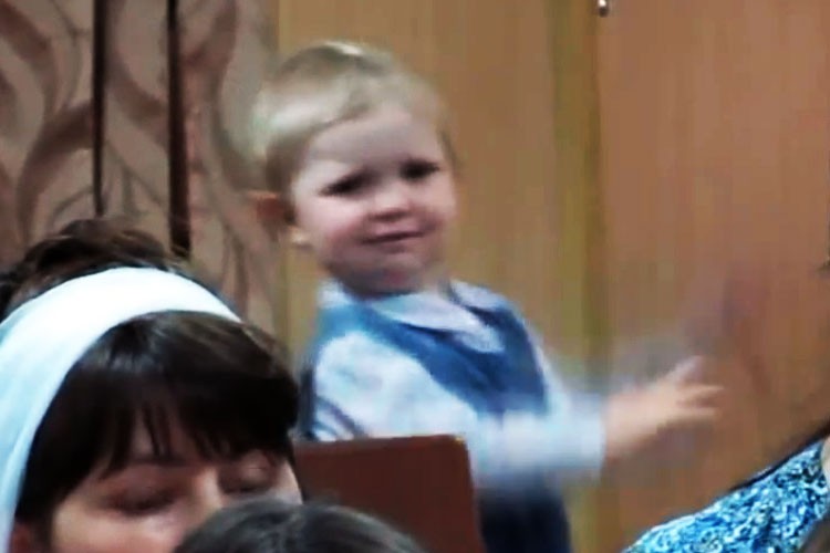 Pequeña niña que dirige el coro de la iglesia