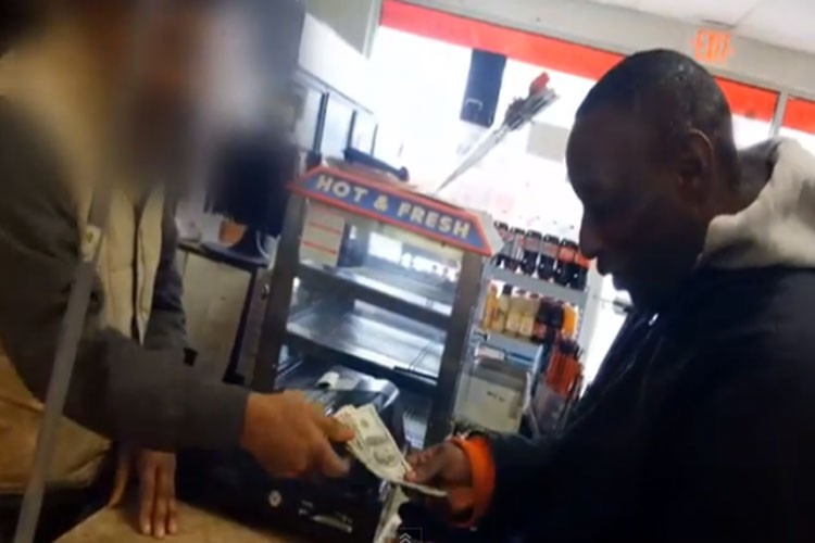 Vagabundo que gana la Lotería la comparte