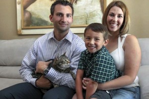 Un gato salva a un nene del ataque de un perro