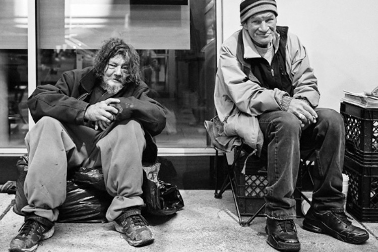 disfrazados como mendigos