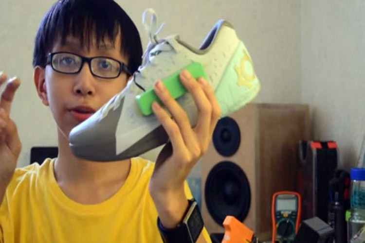 Adolescente inventa zapatos que generan electricidad