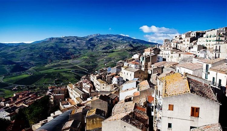 20 casas por menos de 2 dólares y le dan vuelto en Sicilia