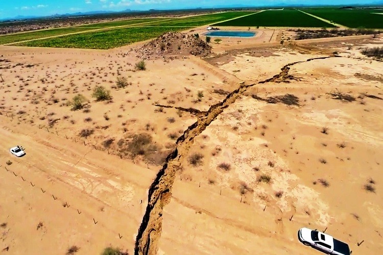 Se raja México, aparece grieta de más de un kilómetro