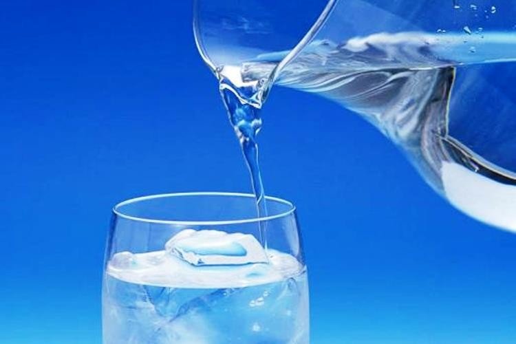 Tomar agua en la comida ¿Es perjudicial?