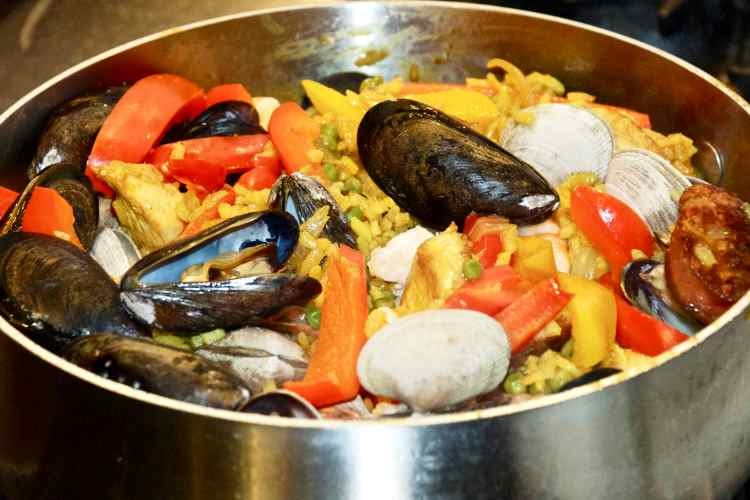 Cocine una paella con agua de mar