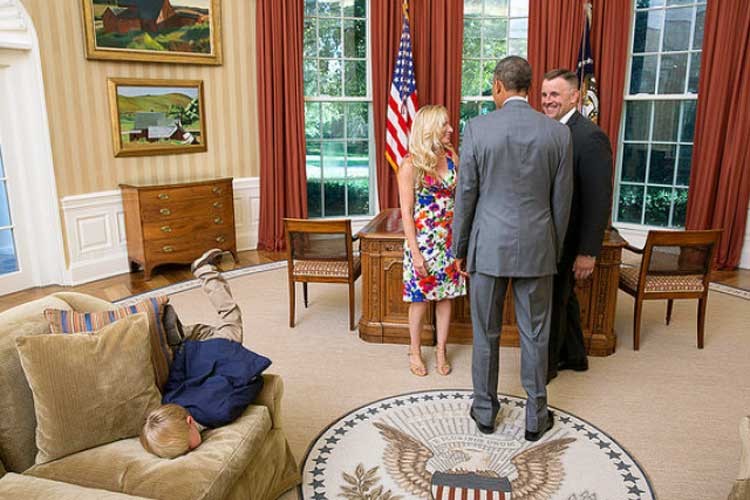 Aburrido en la oficina de Obama mira que hizo