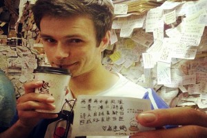 Australiano se despierta de un coma hablando chino