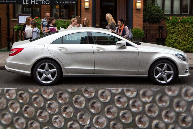 Mercedes cubierto de diamantes