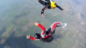 Saltó en paracaídas y se salvó por milagro