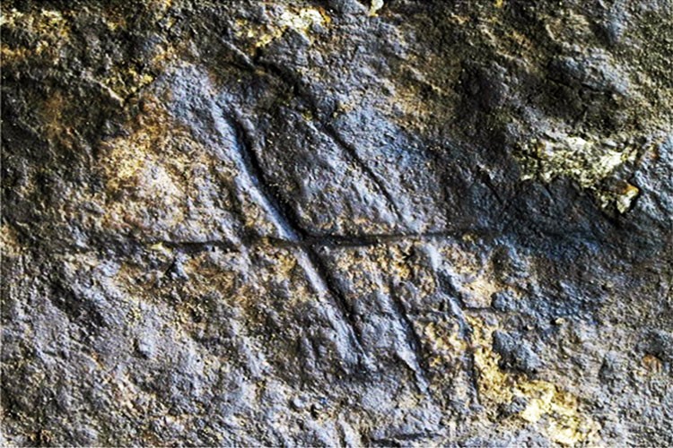Hallan grabado tallado por neandertales