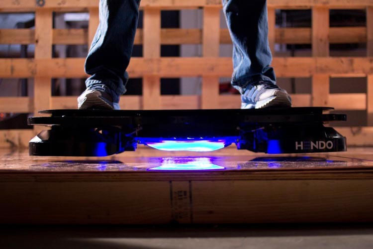 Crean la patineta voladora de 'Volver al futuro'