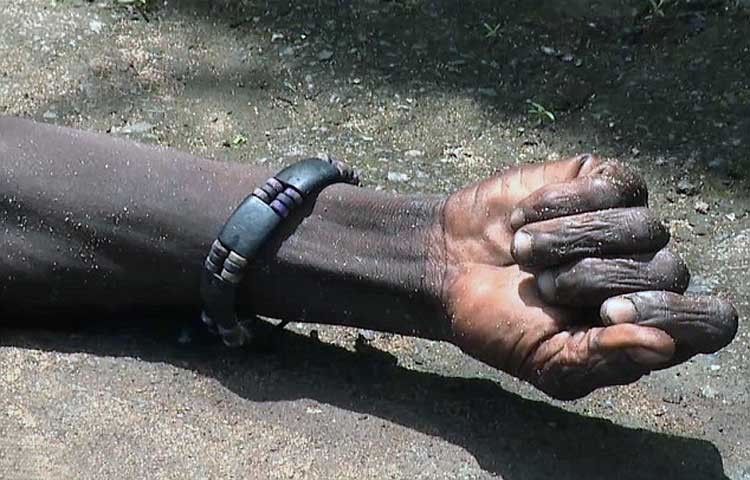 Resucita un muerto de ébola en la calle