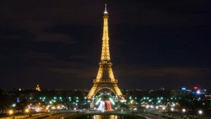 Torre Eiffel estrena su nuevo suelo de cristal