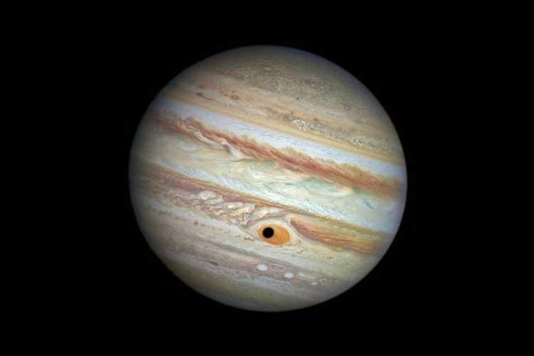 "ojo gigante" sobre Júpiter