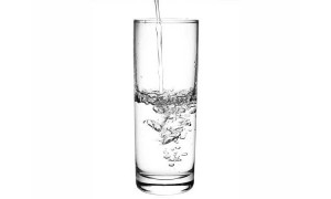 Cuántos vasos de agua para bajar de peso