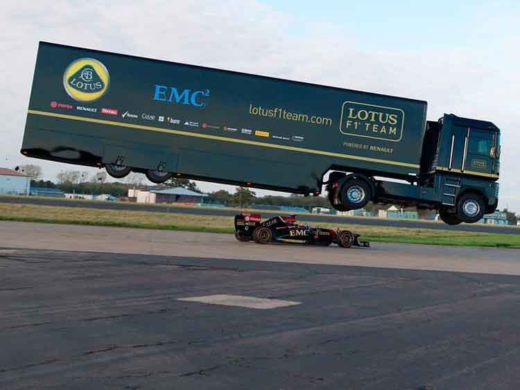 Sorprendente - Camión Lotus salta sobre un Formula 1