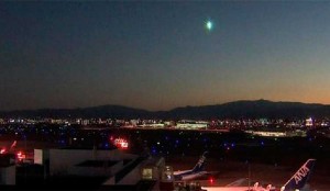 misteriosa de luz verde en el cielo de Japón