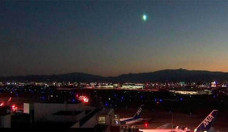 misteriosa de luz verde en el cielo de Japón