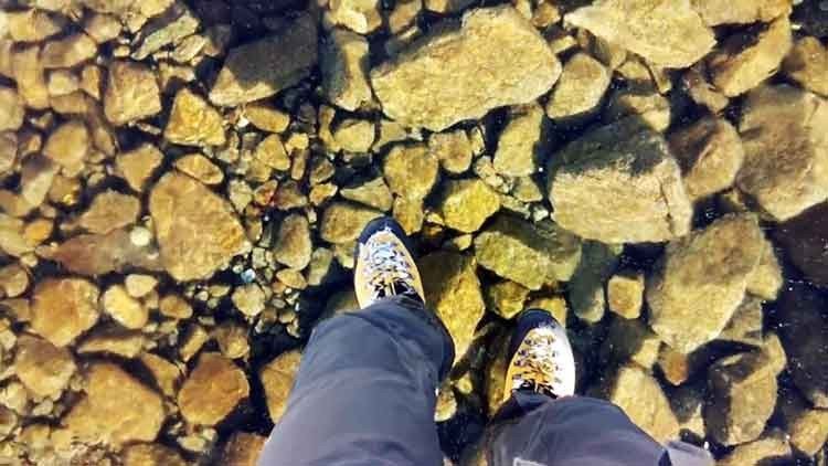 Lago congelado de agua cristalina