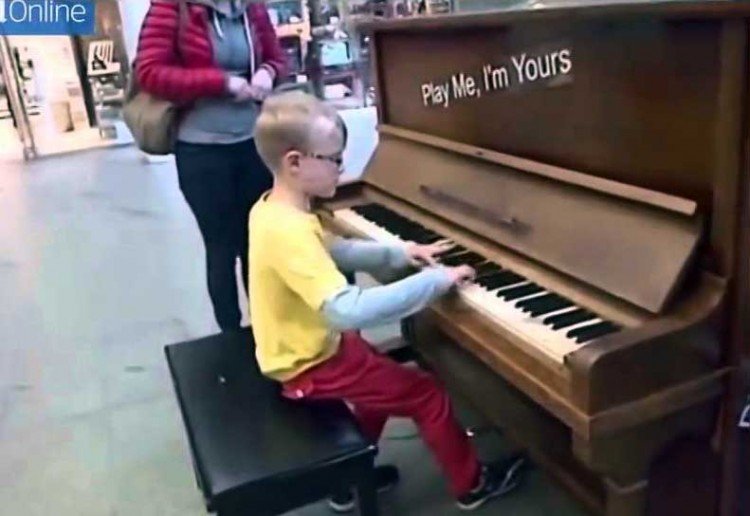 Pianista sin formación académica de 8 años