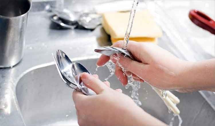 Lavar los platos a mano