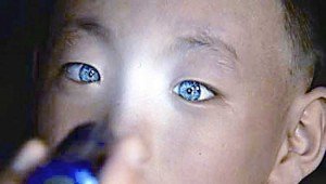 nino con ojos de gato