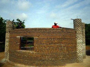 Casas hechas de botellas de plástico