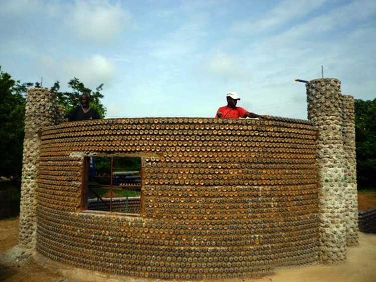 Casas hechas de botellas de plástico
