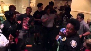 Policía baila con niños