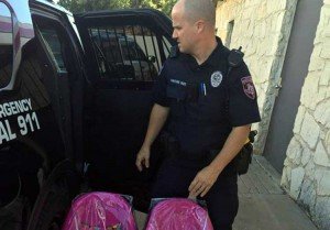 Policía le ayuda
