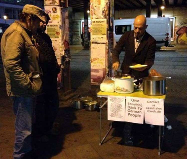 Refugiado que alimenta a desamparados en Alemania