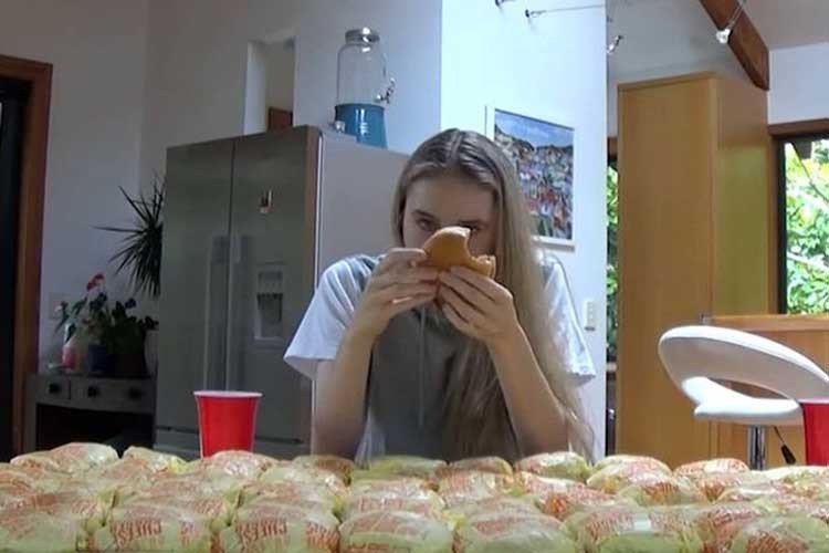 Modelo come 45 hamburguesas