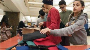 Niños donan 500 mochilas con útiles escolares