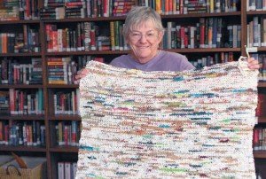 Tejen bolsas de plástico y hacen colchonetas