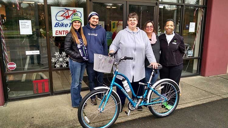 Chofer de autobús le compra una bicicleta a pasajero