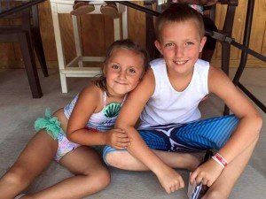 El gran amor de su hermanita lo hizo llorar