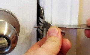 Cerrar la puerta con un tenedor