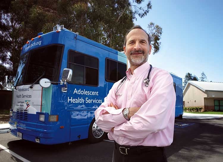 Un médico va con su consultorio móvil a ayudar